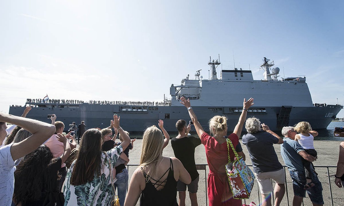 Dutch amphibious ship heads for African counter-piracy mission with Swedish CB-90s on board  