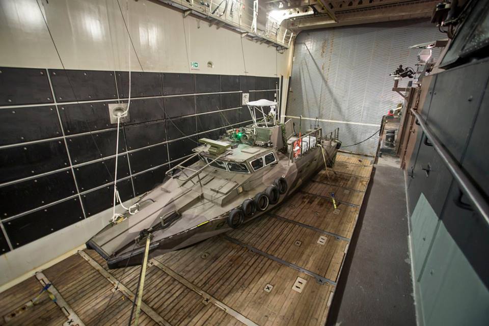Dutch amphibious ship heads for African counter-piracy mission with Swedish CB-90s on board  